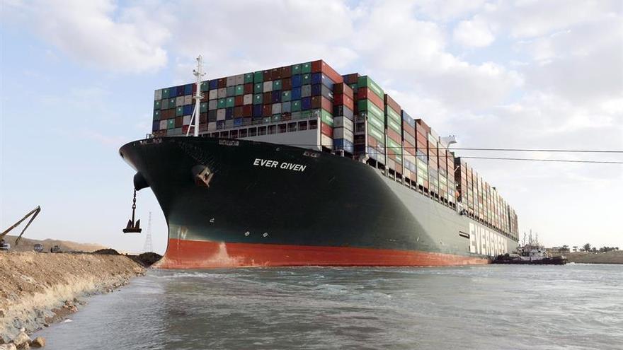 El tráfico marítimo se reanudará a las siete de la tarde en el Canal de Suez