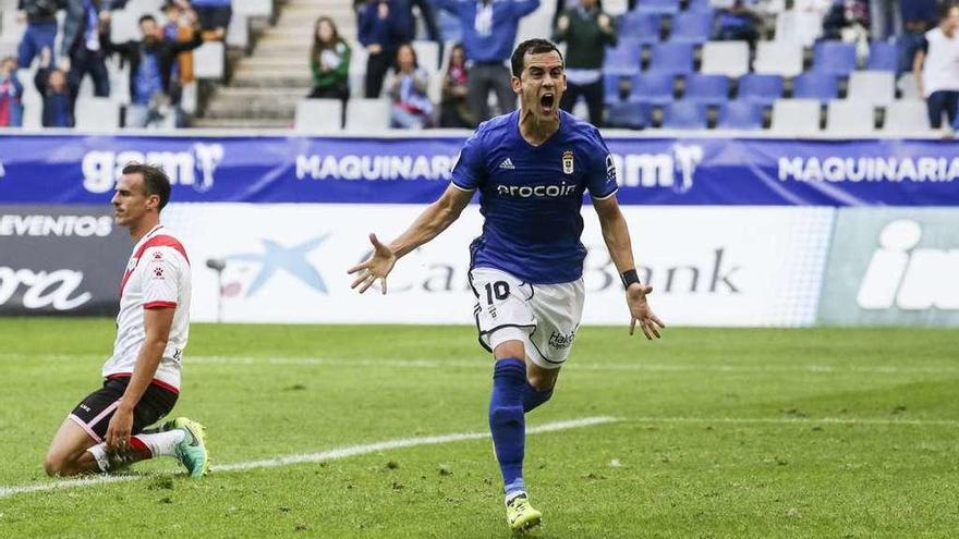 Linares celebra su gol al Rayo Vallecano en el partido de la primera vuelta disputado en el Tartiere.