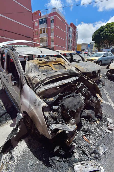 Coches incendiados en la plaza de San Roque