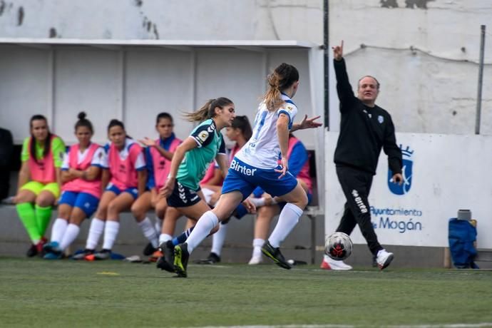 26-01-20  DEPORTES. CAMPOS DE FUTBOL MUNICIPAL DE ARGUENEGUIN. ARGUINEGUIN. MOGAN. Partido de futbol femenino entre los equipos del Femarguín contra el Tenerife B disputado en Campo de futbol Municipal de Arguineguin.  Fotos: Juan Castro  | 26/01/2020 | Fotógrafo: Juan Carlos Castro