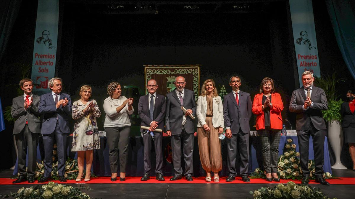 Galardonados y autoridades en la gala de entrega de los Premios Alberto Sols de Sax.