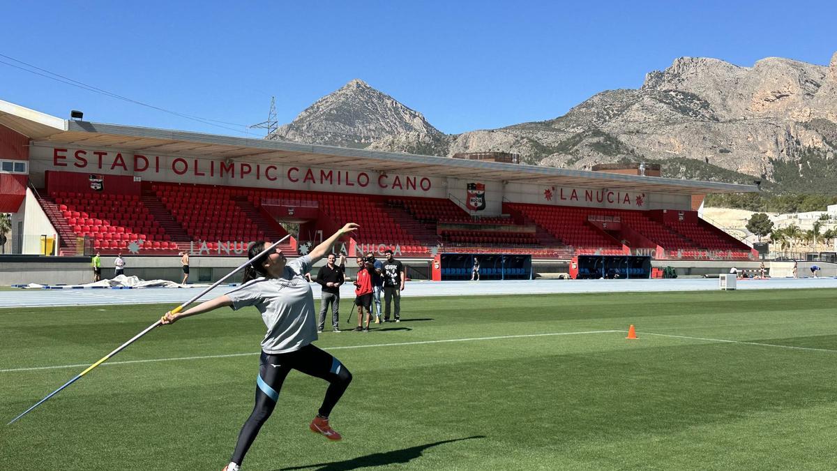 La número 1 del ranking en lanzamiento de jabalina, Haruka Kitaguchi, entrena en el estadio Camilo Cano de La Nucía