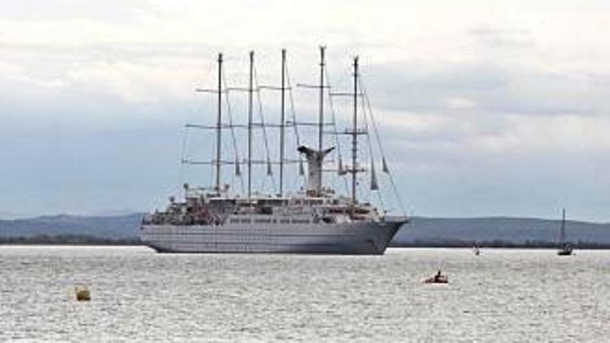 El luxós creuer «Wind Surf» fondeja a Roses