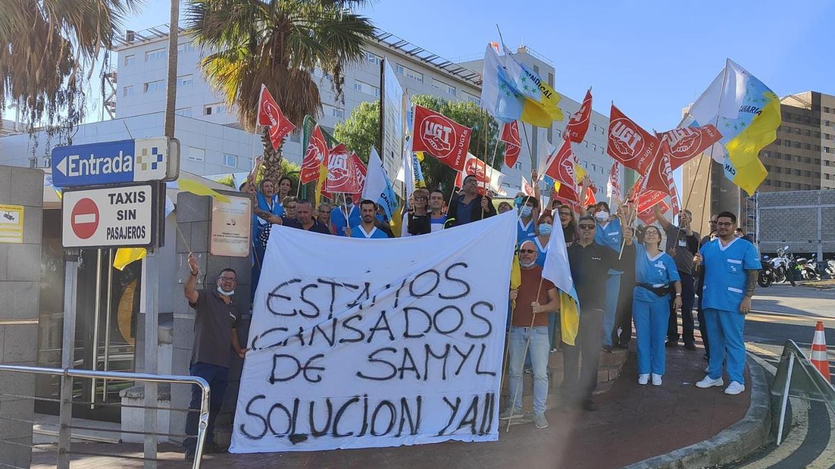 Los empleados de limpieza del Hospital de La Candelaria se manifiestan por la precarización de sus condiciones laborales.