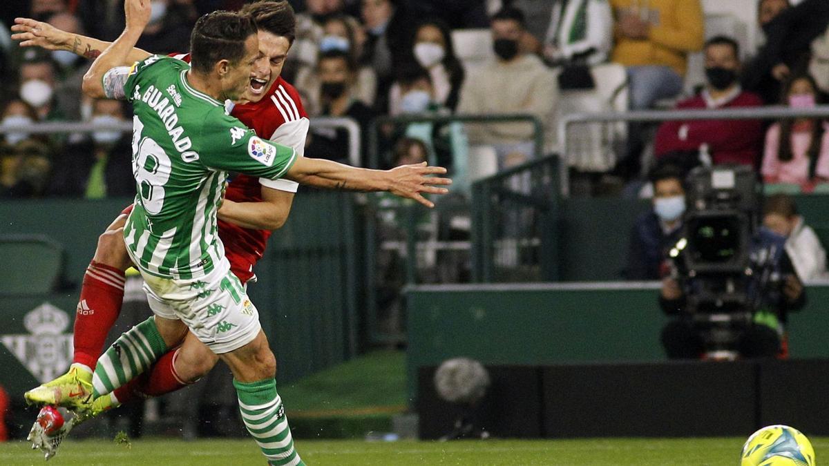 Franco Cervi es derribado por Guardado en la acción que supuso el primer golde Iago Aspas de penalti.