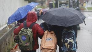 ESCOLARES A LA SALIDA DE UN INSTITUTO