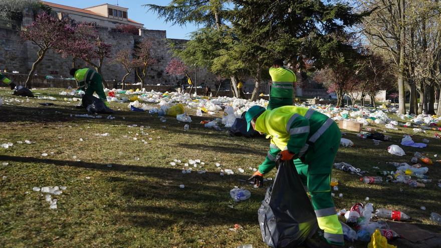 El botellón, la imagen del Viernes Santo en Zamora: 200 bolsas de basura para adecentar San Martín