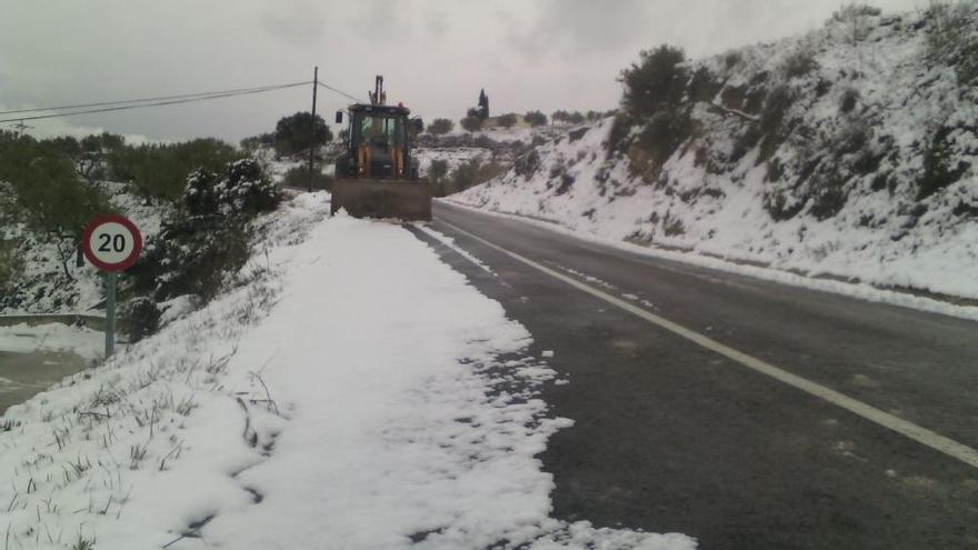 La nieve causa problemas de tráfico en las carreteras de la provincia