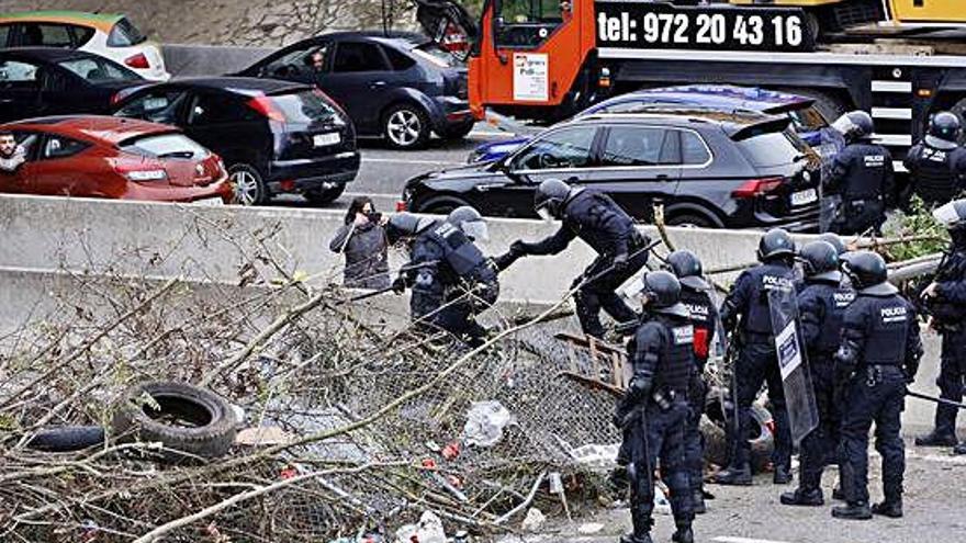 Desallotgen els manifestants i es dispersen per carrers de Salt