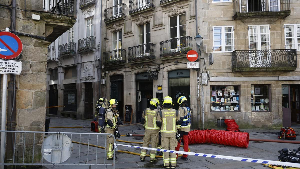 Los Bomberos de Santiago durante su actuación en el pub Agarimo de Santiago