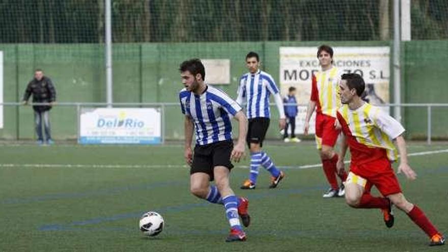 Una acción del partido de ayer en San Amaro. // Carmen Giménez