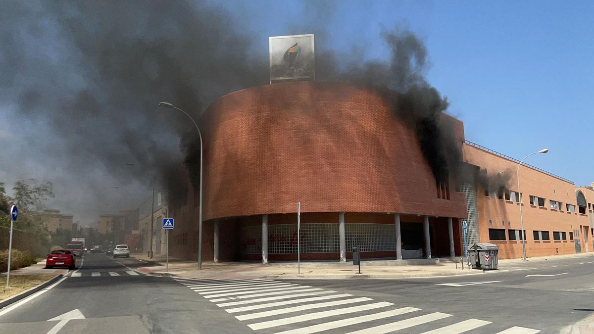 Imagen de la humareda generada en el incendio del centro de oficios.