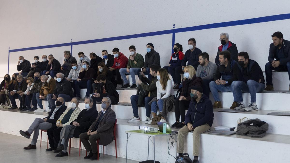 Vecinos y falleros, junto a aficionados a la pilota han acudido al acto.