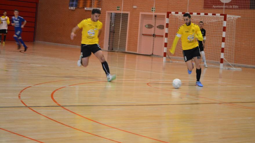 El jugador eldense Reda controla el balón.