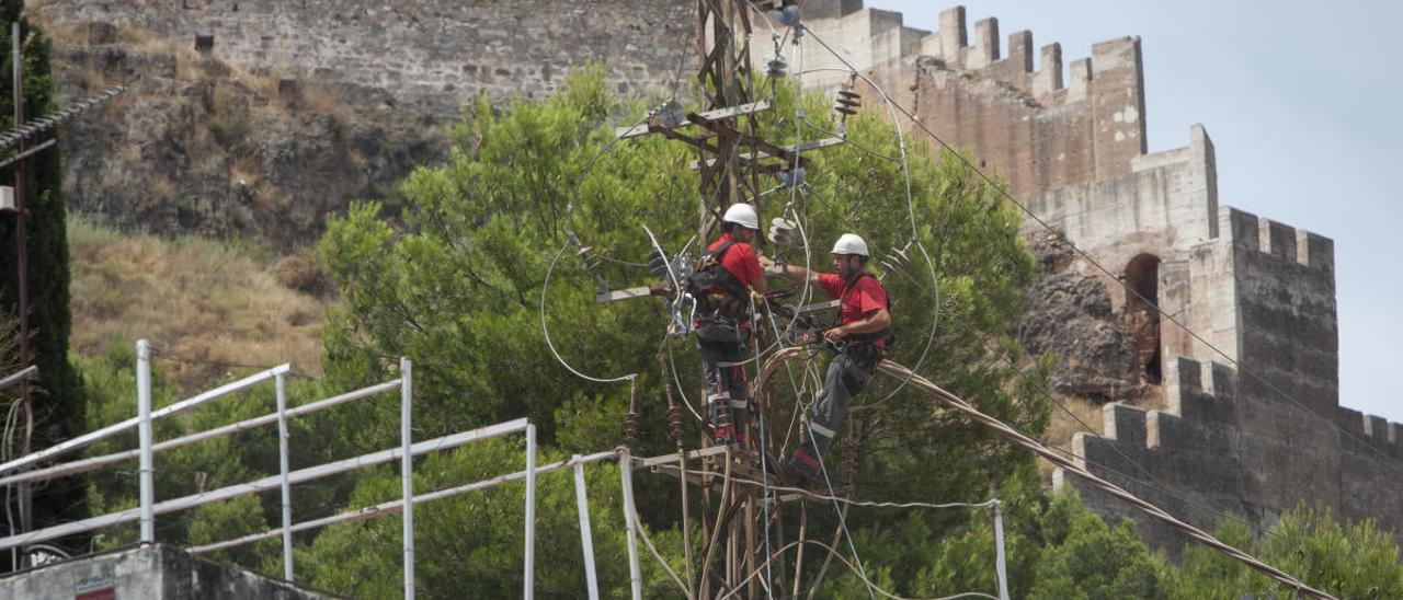 El Teatro de Sagunt se libra al fin de los cables eléctricos