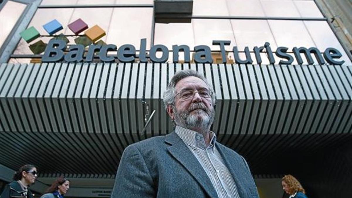 Pere Duran, ante la sede de Turismo de Barcelona.