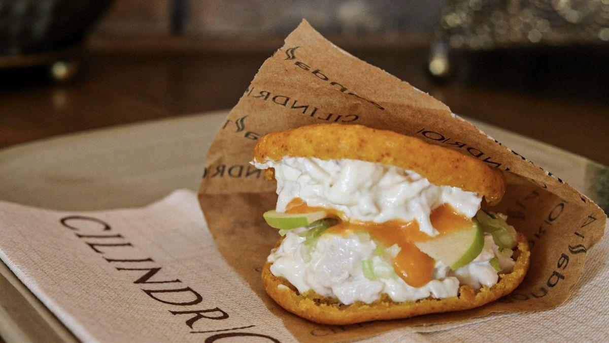 Mueren dos mujeres al comer sándwich de pollo con mayonesa