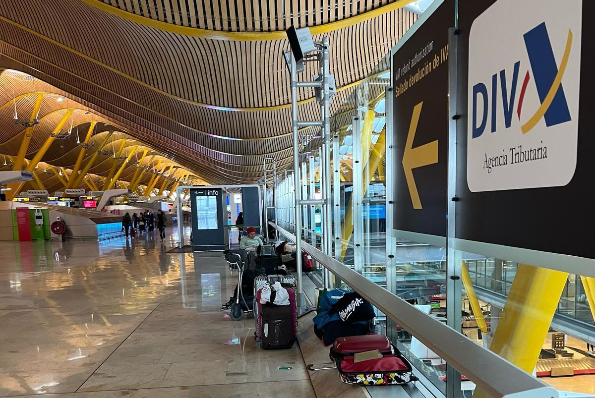 Una fila de maletas abiertas; son personas que viven en el aeropuerto
