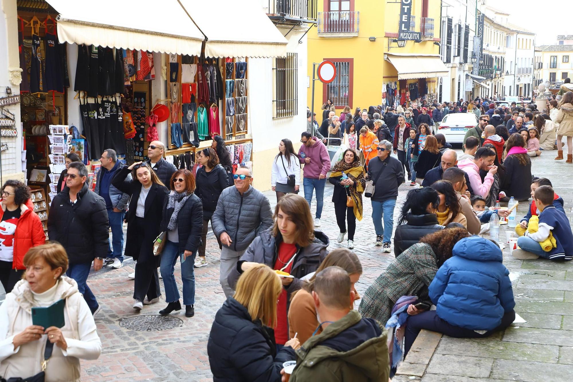 Turistas y cordobeses se echan a la calle