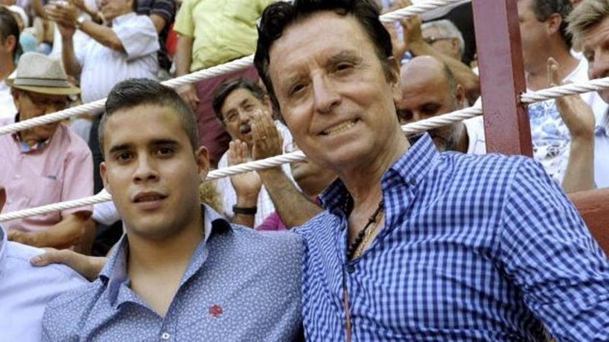 José Fernando Ortega Cano, con su padre, en una foto de archivo.