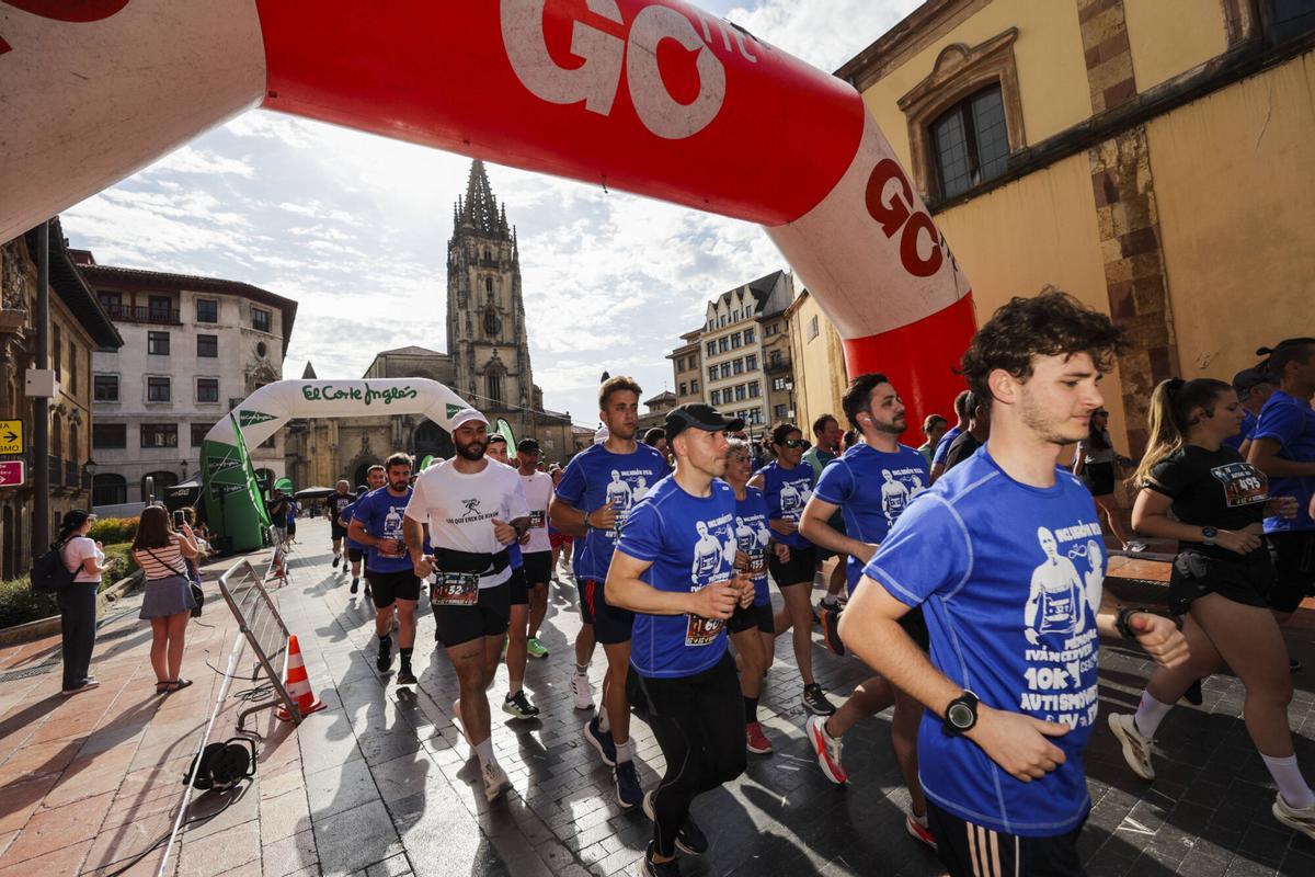 El azul tiñe el corazón de Oviedo con las camisetas de los 1.600 participantes en la carrera solidaria por el autismo El azul tiñe el corazón de Oviedo con las camisetas de los 1.600 participantes en la carrera solidaria por el autismo