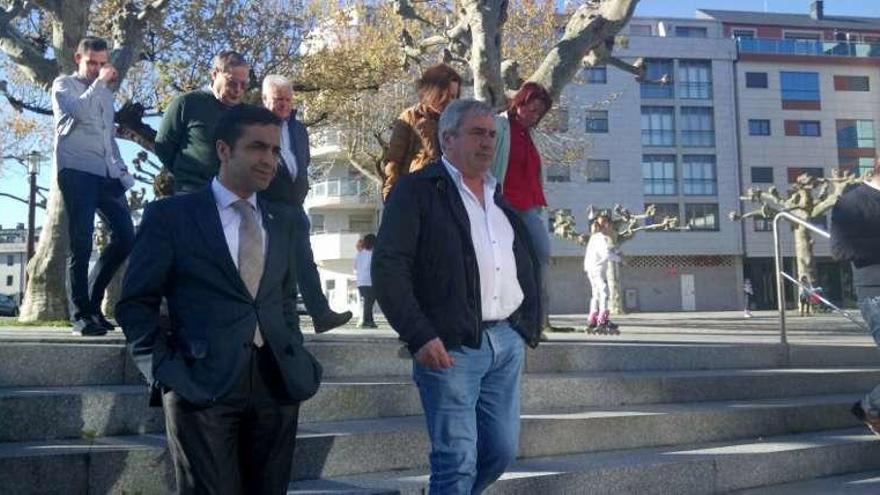 El conselleiro y el alcalde, ayer, en el &#039;campo da feira&#039; de Carral.