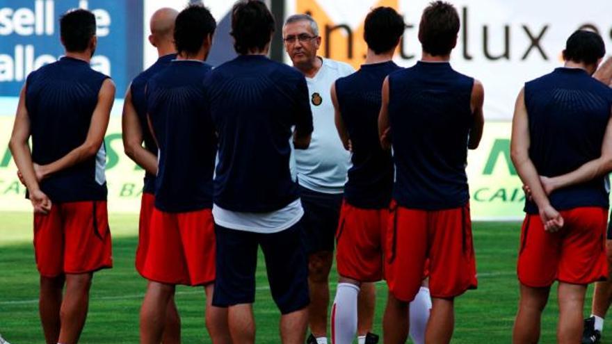 Manzano charla con sus jugadores en el entrenamiento de ayer por la tarde en Son Bibiloni.