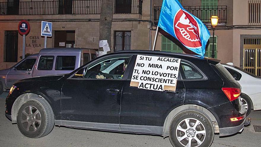 Pancarta contra Joan Monjo en el cristal de uno de los coches. | G.BOSCH