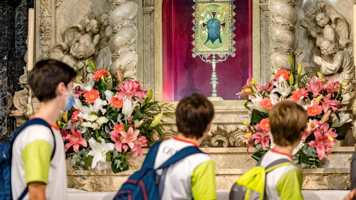 700 estudiantes visitan el monasterio el primer día de la Peregrina Escolar