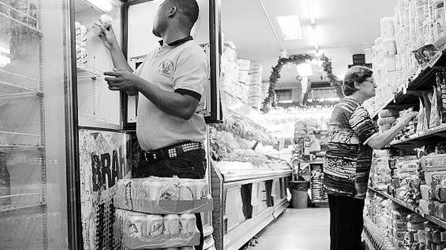 Dos personas en un supermercado de Caracas ayer.