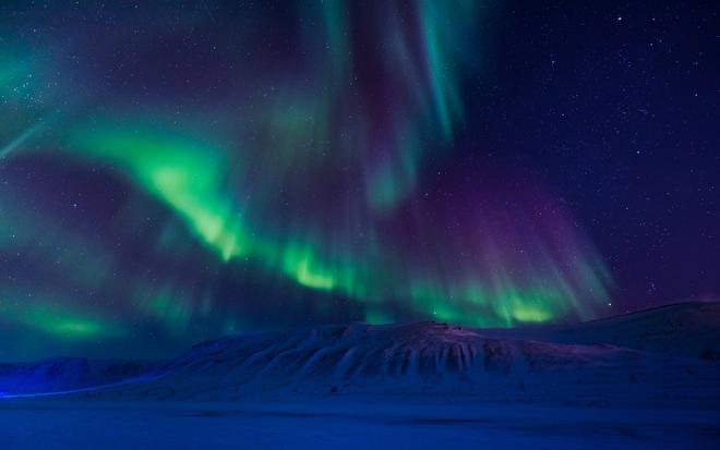 Cielo boreal de Longyearbyen en Svalbard