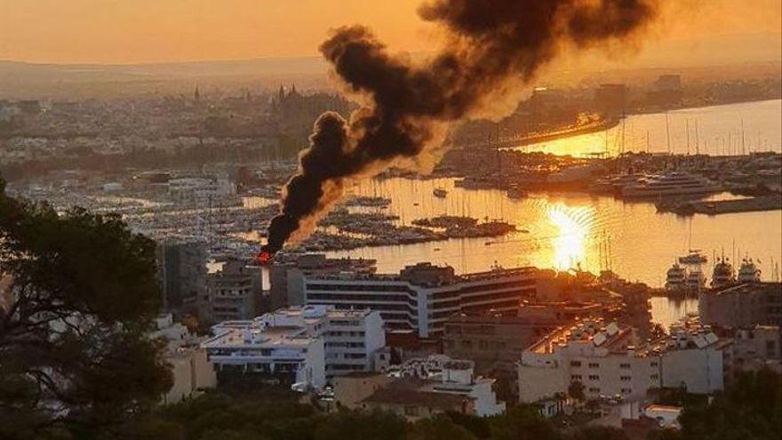 Feuer auf einem Katamaran im Hafen von Palma de Mallorca.