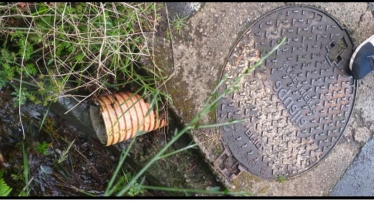 Tubo en arqueta en la carretera de  Vilanova que desagua al regato limítrofe.   | //  FDV