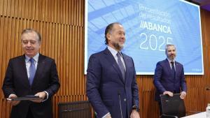 El presidente de Abanca, Juan Carlos Escotet, (c) junto al consejero delegado, Francisco Botas (i) y el director general financiero, Alberto de Francisco (d), presenta en rueda de prensa los resultados obtenidos en 2025 este miércoles en Santiago de Compostela