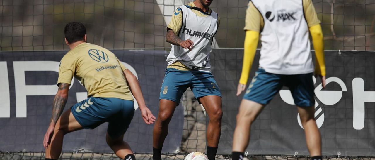 Jonathan Viera Ramos controla el balón ante la presión de Álvaro Lemos y del mediapunta Kirian Rodríguez.  | | LP/DLP
