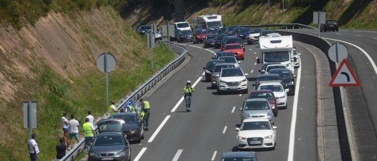 Pequeño accidente por
alcance en la salida de
Sanxenxo. | // NOE PARGA
