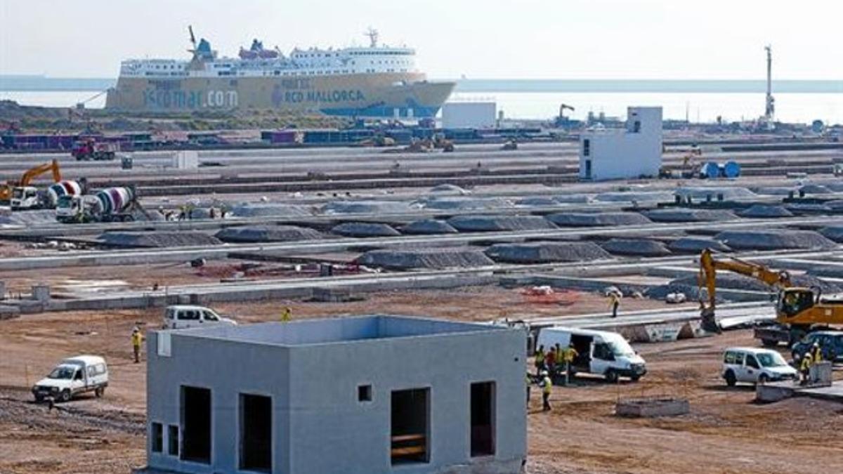 Obras en la explanada de 100 hectáreas del nuevo muelle Prat donde se construye la terminal de contenedores de la multinacional Hutchison, ayer.