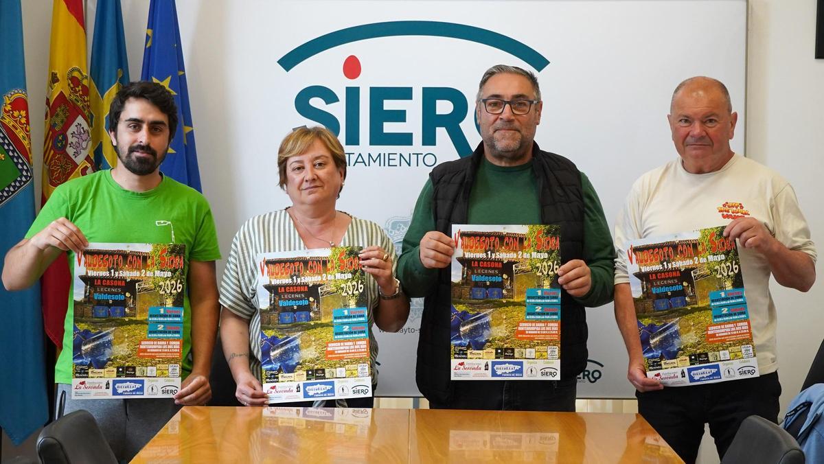Por la izquierda, Pablo Cueto, presidente de Santa Apolonia; Ana Nosti, Pergentino Martínez y Víctor Peláez, miembro de la asociación.