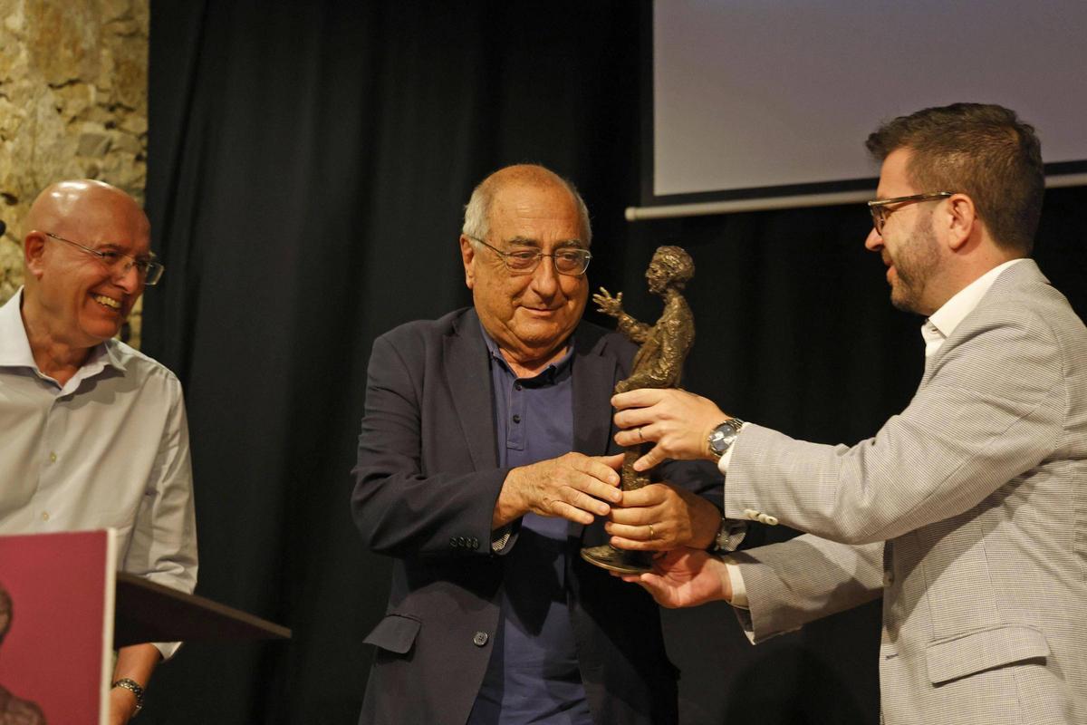 La Fundació Irla premia la tasca de Joaquim Nadal per la seva contribució al foment del català.
