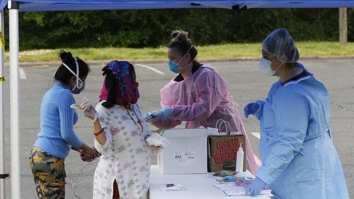 Trabajadores sanitarios realizan test de coronavirus en Richmond, EEUU.