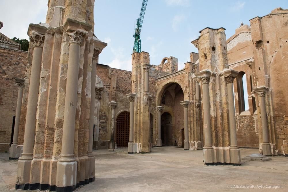 José López, alcalde de Cartagena, visita la Catedral Vieja