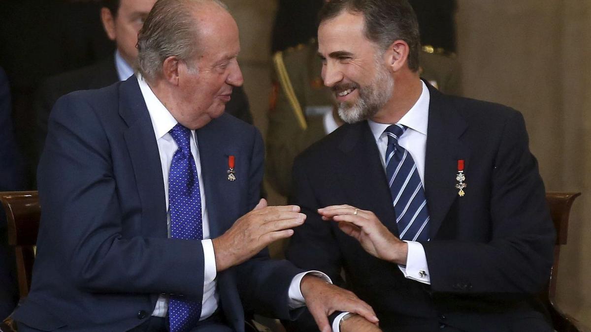 Joan Carles i Felip de Borbó conversant en un acte oficial el 2015