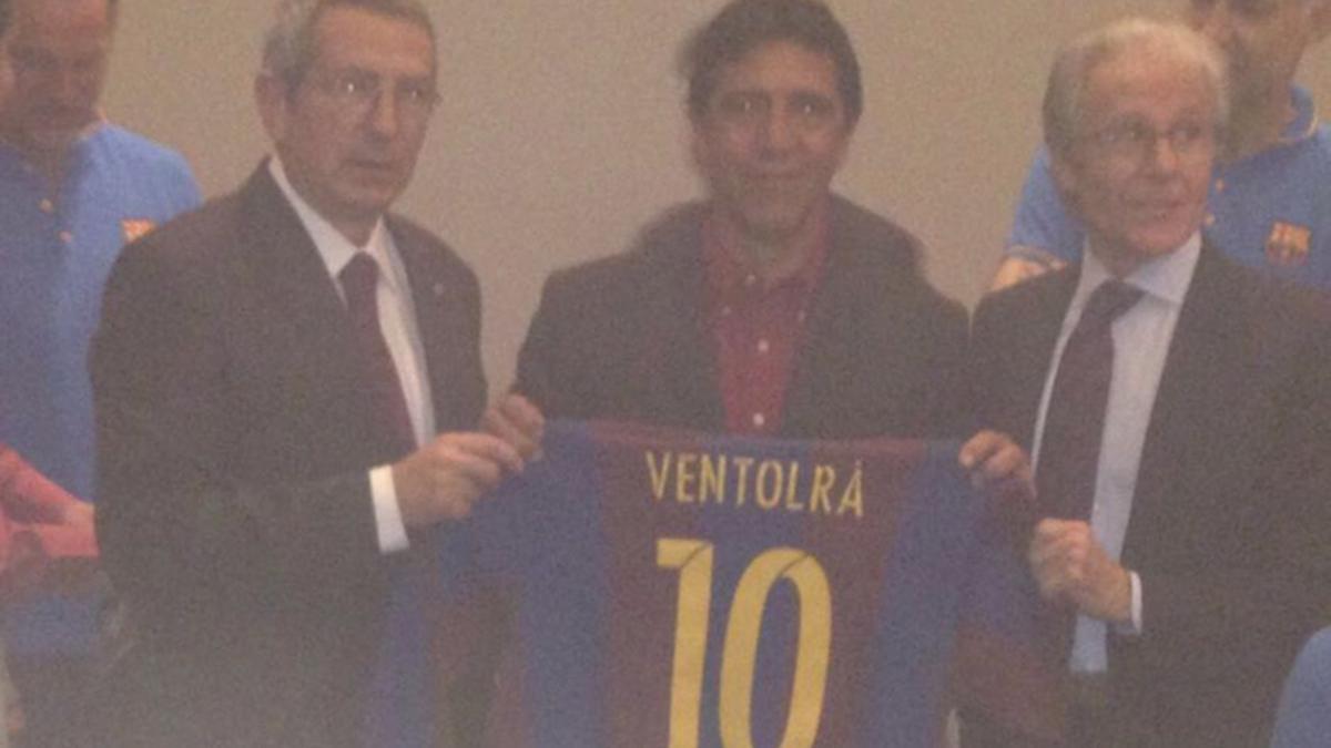 Pau Vilanova y Ramon Alfonseda homenajearon a Martí Ventolrá. Su hijo recogió la una camiseta histórica
