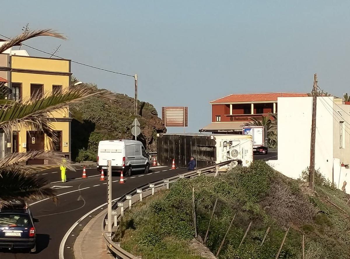 Vuelco de un tráiler en Garachico