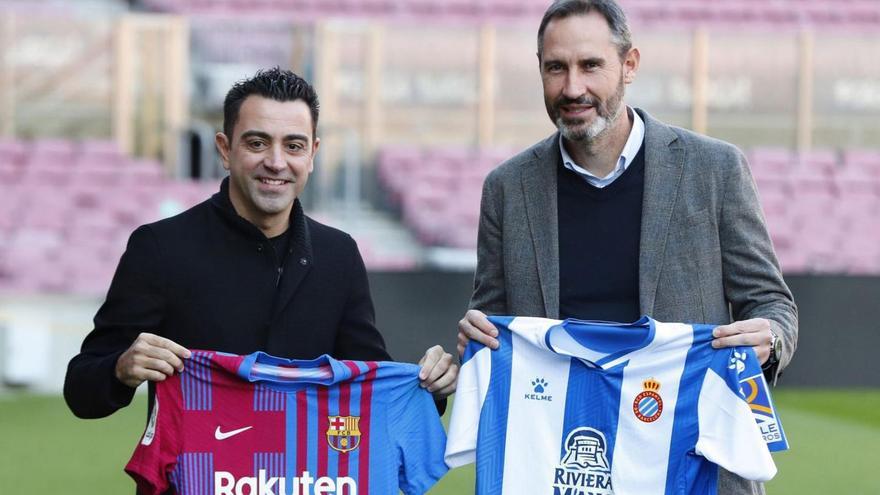 Xavi Hernández i Vicente Moreno van fer ahir la tradicional foto d’entrenadors del derbi | EFE/ALEJANDRO GARCÍA