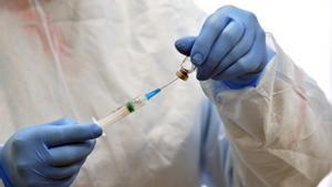 Un sanitario carga una vacuna contra el covid