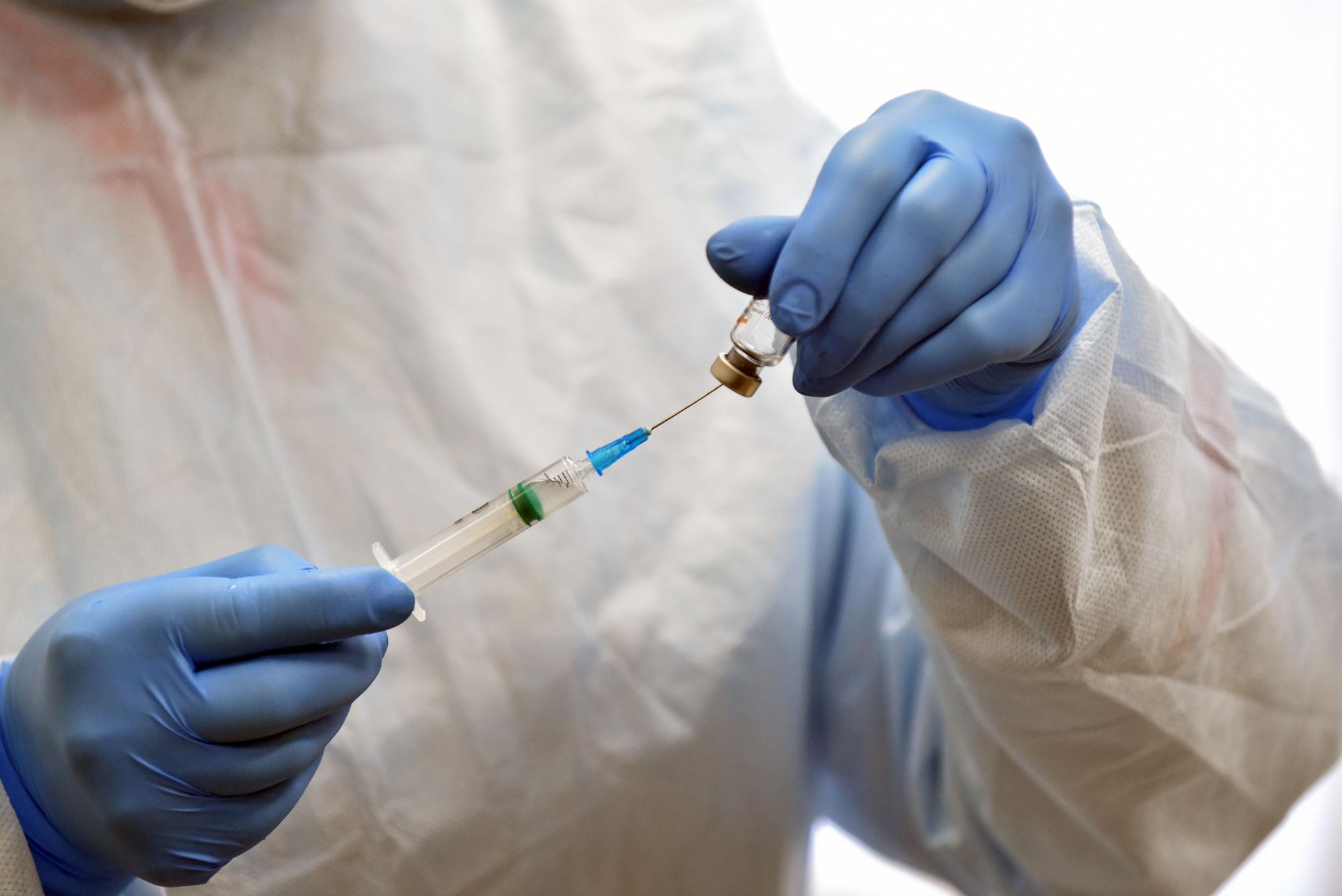 Un sanitario carga una vacuna contra el covid