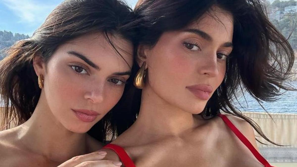 Las fotos de Kendall y Kylie Jenner en Mallorca con una invitada muuuuy especial