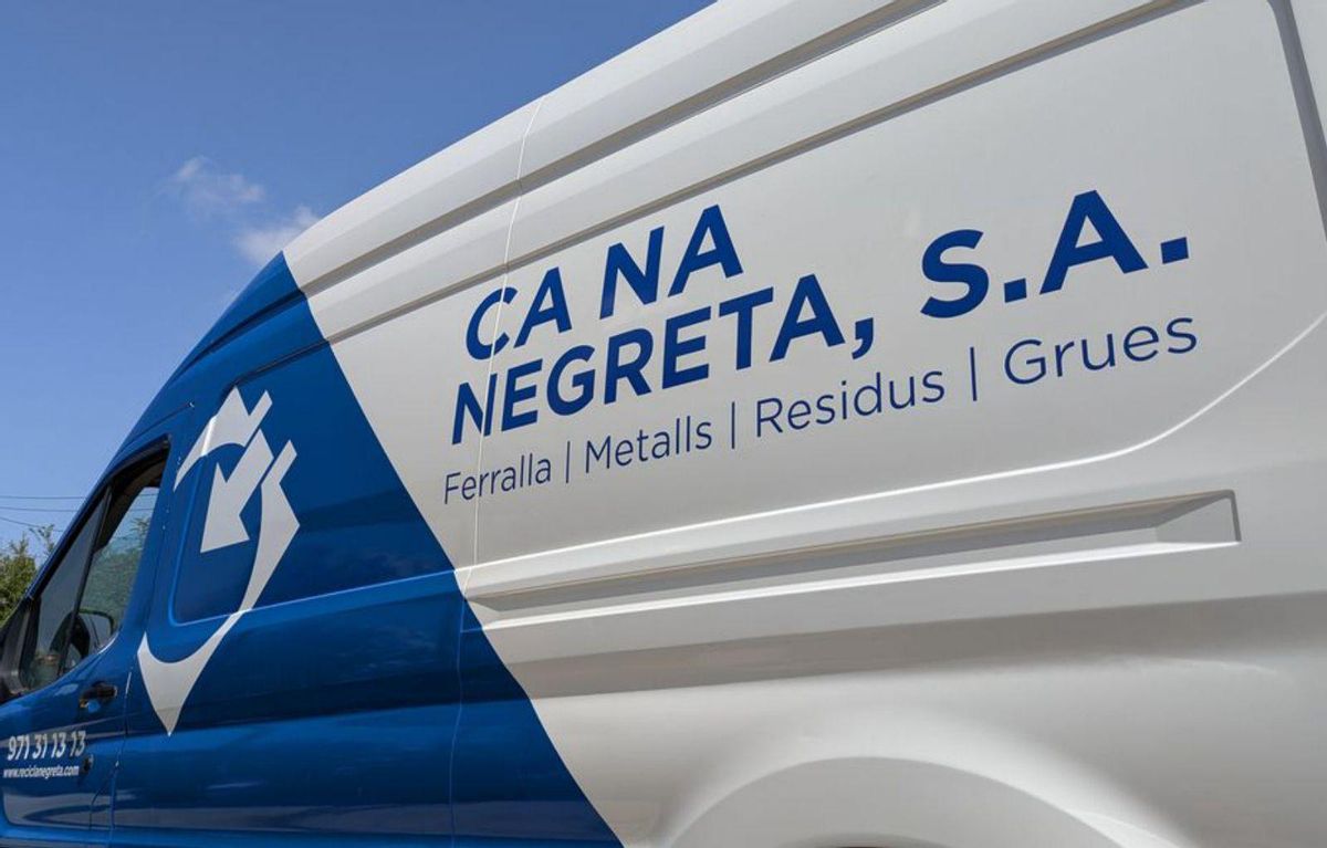 Vehículo rotulado con el logotipo de la empresa.
