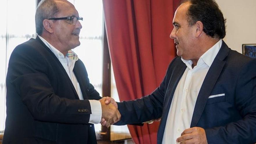 Cornejo y Buzón escenifican el acuerdo con un apretón de manos.